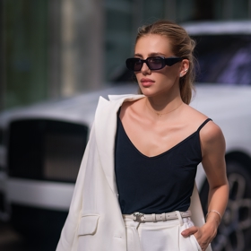 Elegantní bermudy a blejzr přes rameno působí stylově a současně sexy. V létě nezapomeňte outfit doladit slunečními brýlemi. 

