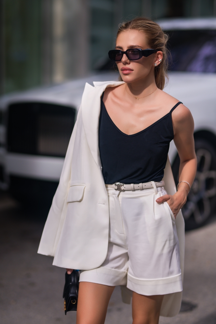Elegantní bermudy a blejzr přes rameno působí stylově a současně sexy. V létě nezapomeňte outfit doladit slunečními brýlemi. 
