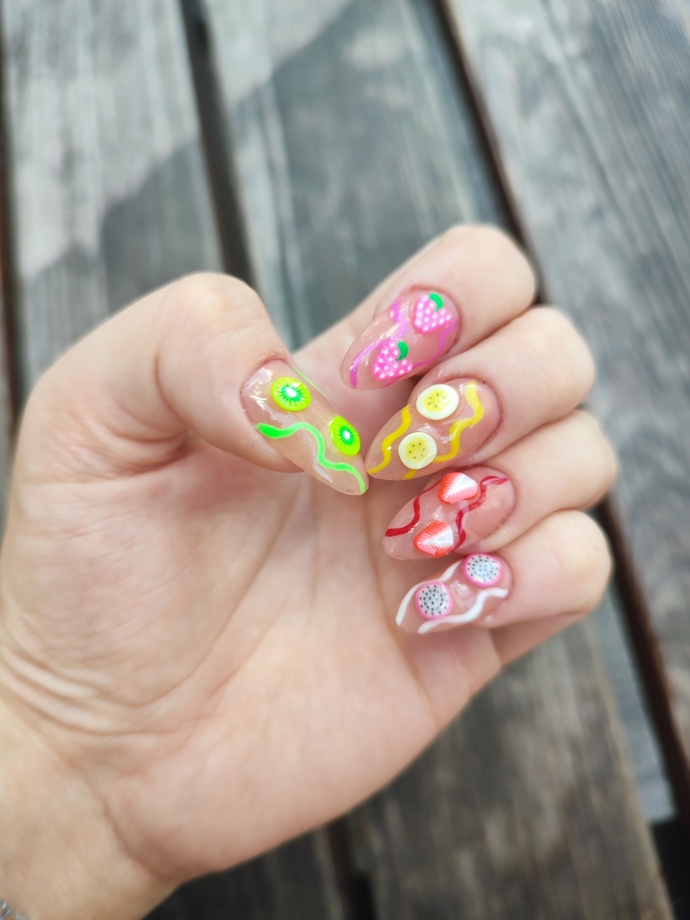 Zábavný letní nail design se s oblibou každý rok vrací. Zamilujete si jej i vy? 
