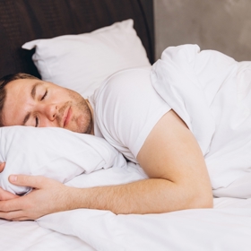 Spaní v přízemí? Letní nutnost
Podkroví je nejteplejší část domu. V létě se klidně přestěhujte dolů, na gauč nebo na matraci. Lepší než se celou noc převalovat.
