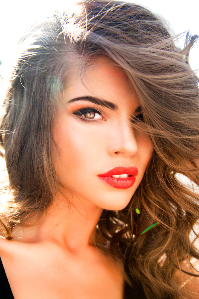 Letní make up v broskvových odstínech je letošní léto velice trendy. Kombinujte Sunset Eyes s výraznou tvářenkou, která dodá pleti mladistvý a svěží vzhled. 
