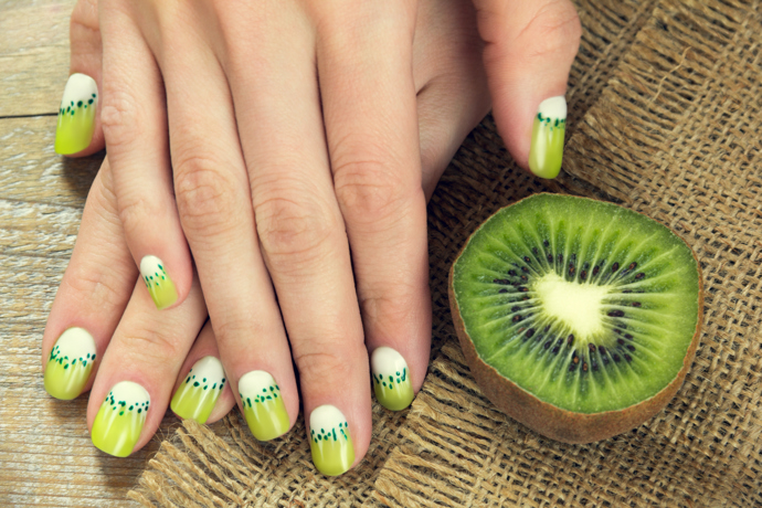 Svěží kiwi design si můžete vytvořit i svépomocí, hodit se bude tenký štěteček a tři barvy laku. K takovému nail designu se skvěle hodí lněné oblečení v zelených tónech. Zkuste obléknout třeba stylové šaty. 
