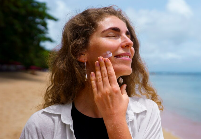 Minimalismus známe z šatníků, interiérového designu a někdy i kuchyně, tak proč ho nezařadit také do skincare routiny, kde mnohdy kombinujeme víc než je třeba? 
