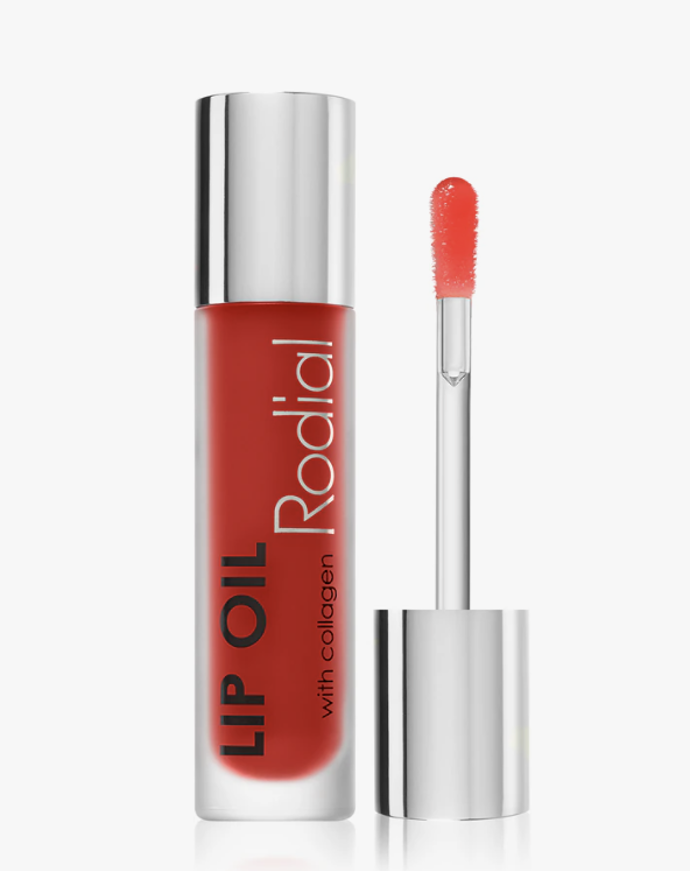 Rodial Lip Oil, 890 Kč

Krásu s dokonalou péčí účinně spojuje olej na rty Rodial Lip Oil. Jeho základ tvoří směs výživných rostlinných olejů a kolagen, který rtům dokáže dodat pořádnou dávku hydratace. Po nanesení se rty krásně vyhladí – zmizí i ty nejmenší náznaky linek – a budou působit plnější a větší. To vše s okouzlujícím lesklým efektem. 
