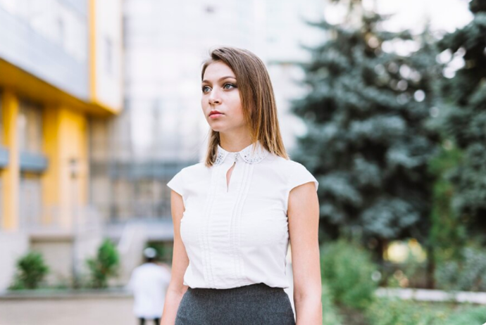 Jsou to základní stavební kameny šatníku, které vám umožní rychle a snadno vytvářet outfity, které jsou pohodlné, stylové a vždy „fungují“. 
