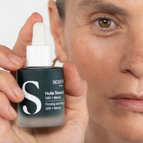 Obličejový olej proti stárnutí Seasonly TensioLift Oil s fyto-tenzorovým účinkem podobným botoxu zajišťuje viditelně pevnější pleť a vyhlazení vrásek za pouhých 28 dní. 1179 Kč
