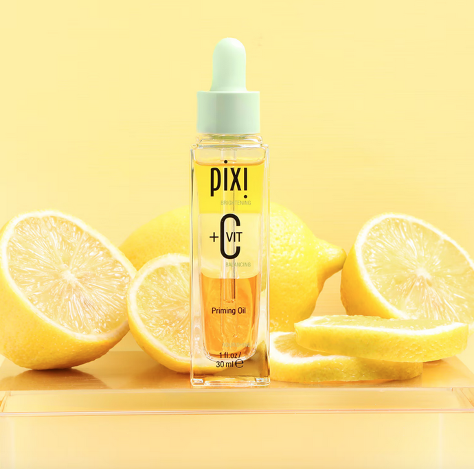 Tento třífázový kosmetický olej PIXI Vitamin C Priming Oil, naplněný vitamínem C, je revoluční recepturou, která vyživuje a dodává energii. Přípravný olej + C VIT se okamžitě vstřebává a pokožka je hydratovaná a hladká, připravená pro perfektní aplikaci make-upu. 830 Kč
