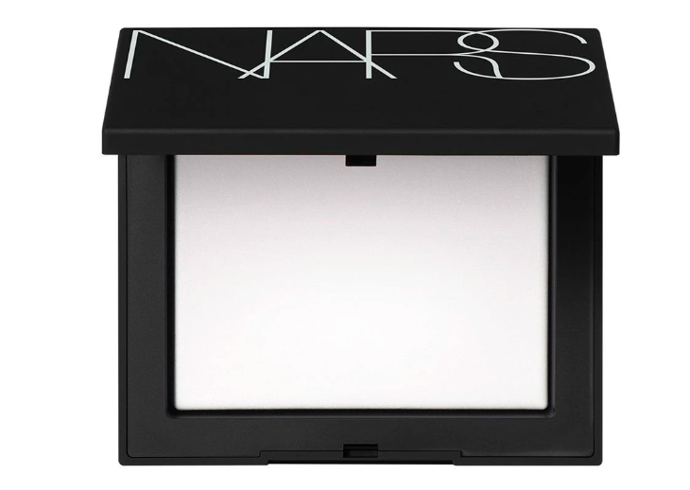 Fixační pudr, NARS, 1005 Kč

