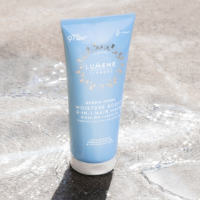 Masku na vlasy Lumene Moisture Boost můžete použít buď jako klasickou smývatelnou masku ihned po umytí vlasů, anebo jako extra leave-in péči do vlhkých vlasů. Je bohatá na kyselinu hyaluronovu a organickou březovou mízu, která je cenným zdrojem minerálů a proteinů pro péči o suché a poškozené vlasy.
