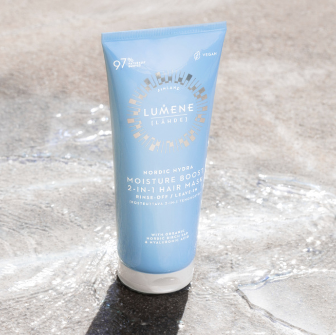 Masku na vlasy Lumene Moisture Boost můžete použít buď jako klasickou smývatelnou masku ihned po umytí vlasů, anebo jako extra leave-in péči do vlhkých vlasů. Je bohatá na kyselinu hyaluronovu a organickou březovou mízu, která je cenným zdrojem minerálů a proteinů pro péči o suché a poškozené vlasy.

