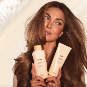 Šampon Gisou Honey Gloss Ceramide Therapy je obohacený o fermentovaný med Mirsalehi, ceramidy a AHA. Čistí a hydratuje, vyrovnává mikrobiom pokožky hlavy a zanechává vlasy silnější a lesklejší. 750 Kč
