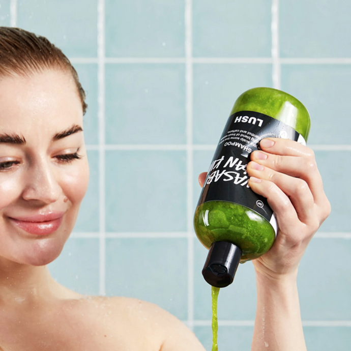 Šampon se stimulačním kořenem wasabi nastartuje vlasové folikuly a podpoří růst vlasů. Až jej budete vmasírovávat do vlasové pokožky, kombinace čerstvého křenu, kofeinového prášku a mentolových krystalků se postará o pořádnou hřejivou stimulující vzpruhu. Jemná vůně růže, gardénie a silice ze sicilských citronů zatím pozvedne vaši náladu. Ručně sklízená mořská sůl dodává na objemu a fair trade olivový olej zlepšuje pružnost vlasového stvolu, a tím je pomáhá chránit před lámáním. 380 Kč
