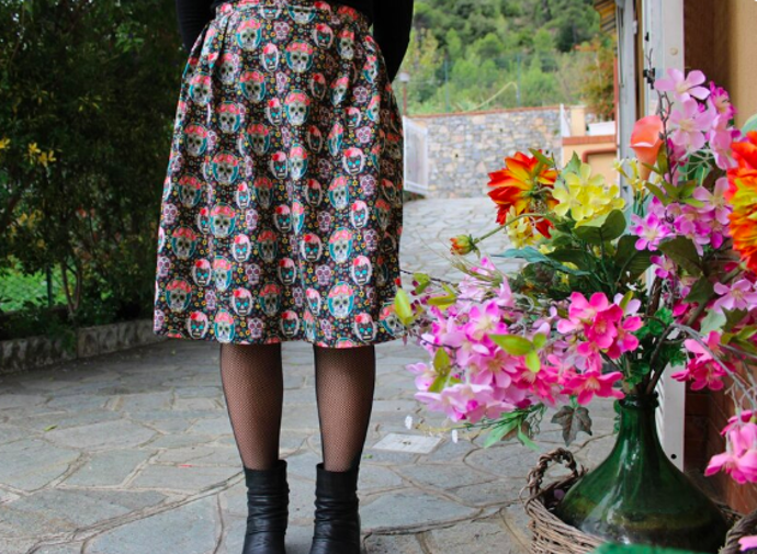 V centru města, na pikniku nebo pláži, květinové outfity umí být jemné, hravé i elegantní naprosto všude. Stačí se nebát a trochu si s nimi pohrát.
