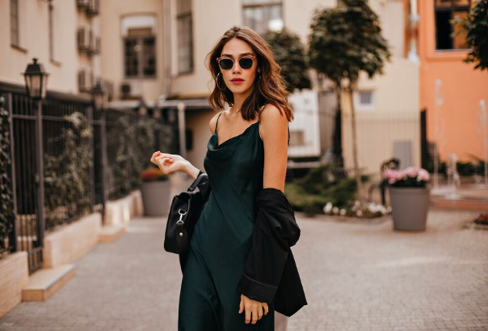 Ve světě módy to platí dvojnásob. I ten nejprostší outfit se může během vteřiny proměnit v ikonický, pokud mu dodáte správný doplněk. 
