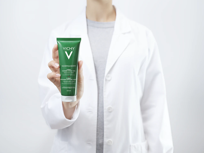 Čisticí péče pro mastnou a problematickou pleť Vichy Normaderm se třemi funkcemi se dokáže proměnit v cokoliv si právě přejete. Pleť, která produkuje nadměrné množství mazu, se rychle přetěžuje a je náchylná ke vzniku nedokonalostí. 499 Kč
