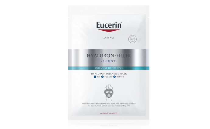 Hyaluronová intenzivní maska Eucerin Hyaluron-Filler obsahuje unikátní mix dvou typů kyseliny hyaluronové, proslulé svými omlazujícími schopnostmi. Vysokomolekulární kyselina hyaluronová proniká do horních vrstev pleti, kde zjemňuje jemné linky, zatímco nízkomolekulární kyselina hyaluronová proniká dál přímo tam, kde vznikají hlubší vrásky. 240 Kč
