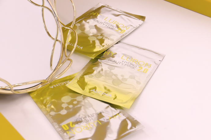 Hyaluron 2.0 Hydro Beauty Mask pleť osvěžuje, zjemňuje a intenzivně hydratuje po celý den. Maska se na obličej aplikuje pomocí vliesové matrice, která výborně přilne. Díky obsahu avokádového oleje, kyseliny hyaluronové a dalších cenných látek maska vykouzlí hedvábně hladkou pleť. 190 Kč
