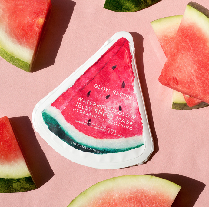 Hydrogelová maska Glow Recipe Watermelon Glow je vyrobená ze za studena lisovaného extraktu z melounu, obohacená o pupečník asijský a kyselinu hyaluronovou, která pomáhá zklidnit a regenerovat dehydratovanou pokožku. 250 Kč
