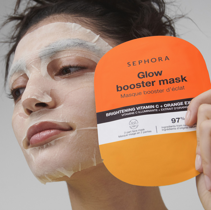 Maska s více než 95 % složek přírodního původu obsahuje aktivní složky s výtažky z ovoce nebo rostlin. Glow Booster Mask: rozjasňující vitamin C + výtažek z pomeranče. 180 Kč

