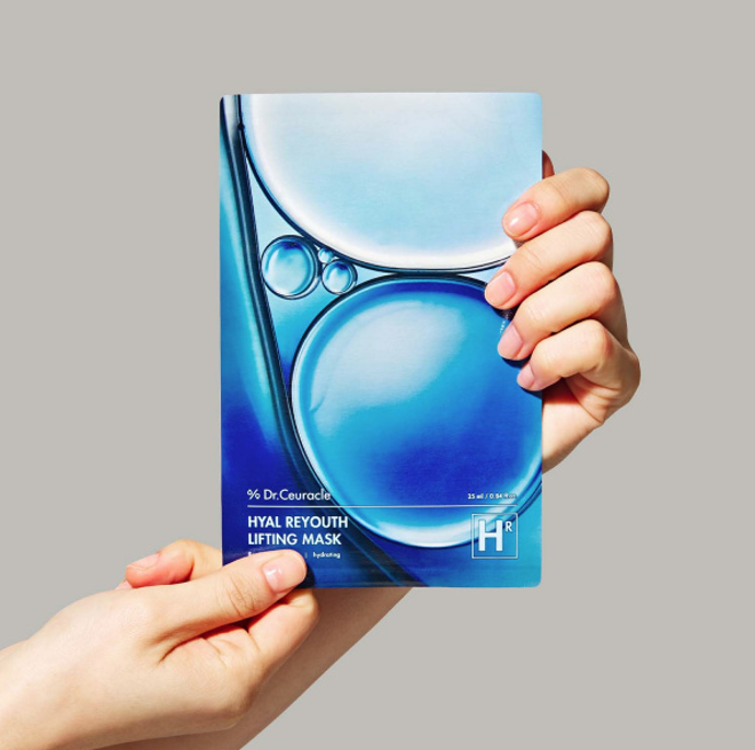 Liftingová pleťová maska Dr. Ceuracle Hyal Reyouth Lifting Mask s kyselinou hyaluronovou a vitamínem B5 snižuje vzhled jemných linek a poskytuje ji celodenní hydrataci. 149 Kč
