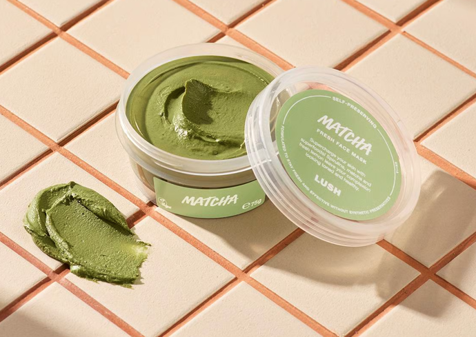 Maska Matcha je nabitá živinami pro hebkost a zdravý jas. Spirulina a matcha jsou bohatým zdrojem antioxidantů, látek, které mohou pomáhat chránit pleť před okolními vlivy. Čerstvá citronová šťáva je plná vitaminu C a hojná dávka veganského glycerinu udržuje pleť pružnou a hydratovanou. 385 Kč
