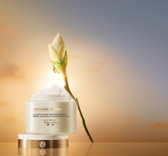 Péče Yves Rocher Anti-Age Global lze aplikovat jako denní i noční krém, a navíc také jako noční maska. V čem tkví její tajemství? Působí přímo v jádru pleti, kde napomáhá buněčné regeneraci již během 72 hodin od použití.  Po 1. měsíci tak redukuje známky stárnutí a zanechává pleť pevnější. 1690 Kč
