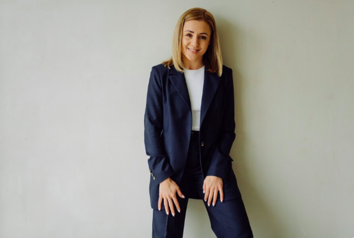 A právě v létě, kdy hledáme pohodlí, vzdušnost a nenucenou eleganci, je tento styl ideálním řešením. 
