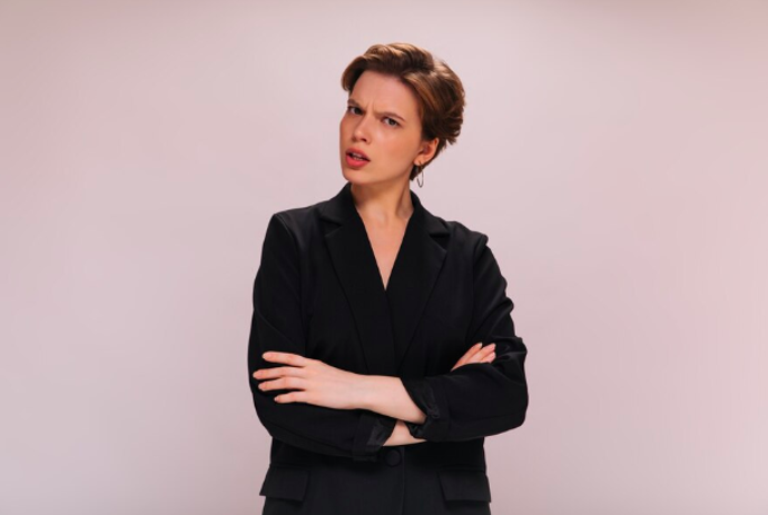 Ležérní kraťasy, oversize saka, košilová trička nebo bavlněné topy s rovnými liniemi, to vše dokáže lichotit postavě a dodat outfitu šmrnc.
