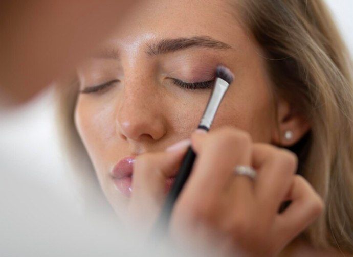 Nejde o to napodobit dvacetileté influencerky, ale inspirovat se tím, co vám skutečně sluší, co vám rozzáří tvář, dodá zdravý tón a jemně zvýrazní rysy.
