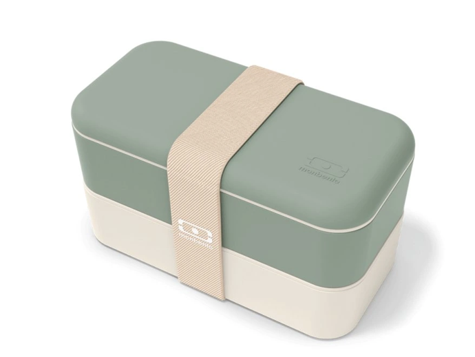 Monbento Original je designově velmi povedený bento box, který má na kontě prestižní ocenění Reddot Design Award. Skládá se ze dvou pater, která jsou zakryta vnitřními těsnícími víčky s průduchy. 990 Kč
Monbento Original je designově velmi povedený bento box, který má na kontě prestižní ocenění Reddot Design Award. Skládá se ze dvou pater, která jsou zakryta vnitřními těsnícími víčky s průduchy. 990 Kč