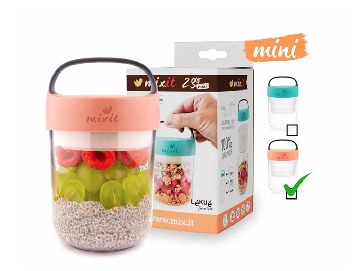 Svačinový box Mixit 2go mini je kompaktní box na svačinu pro všechny. Do horní mističky si můžete dát jogurt, mléko, vodu nebo třeba čerstvé ovoce. Do spodní si nasypte svůj oblíbený mix, kaši, lyo ovoce nebo oříšky, zkrátka cokoliv máte rádi. 335 Kč
Svačinový box Mixit 2go mini je kompaktní box na svačinu pro všechny. Do horní mističky si můžete dát jogurt, mléko, vodu nebo třeba čerstvé ovoce. Do spodní si nasypte svůj oblíbený mix, kaši, lyo ovoce nebo oříšky, zkrátka cokoliv máte rádi. 335 Kč