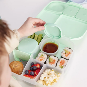Ve velkém boxu b.box je oddělení pro půl krajíce chleba nebo sendvič, pod pohyblivým sendvičovým víčkem je ukrytý chladivý polštářek, který udrží tuto dobrotu déle čerstvou. Pokud pohyblivé víčko odstraníte, máte rázem dostatečně velký prostor pro těstoviny nebo salát. 550 Kč
