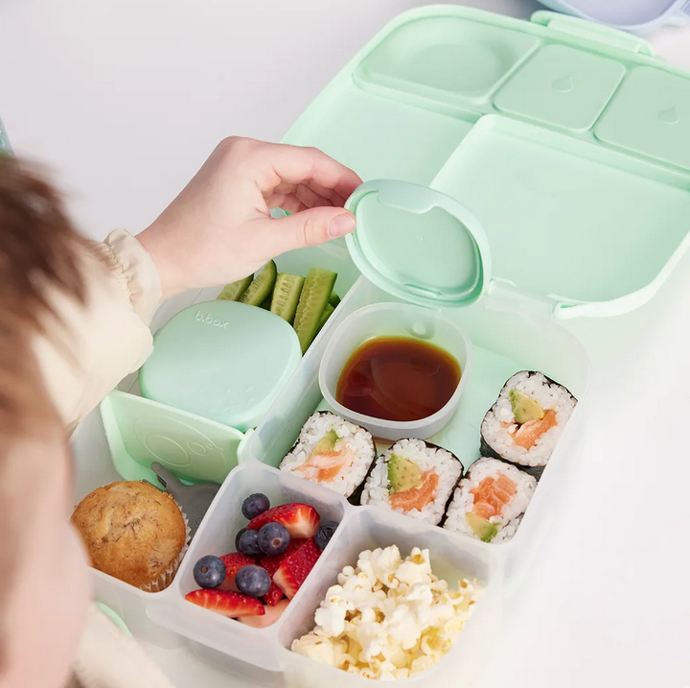 Ve velkém boxu b.box je oddělení pro půl krajíce chleba nebo sendvič, pod pohyblivým sendvičovým víčkem je ukrytý chladivý polštářek, který udrží tuto dobrotu déle čerstvou. Pokud pohyblivé víčko odstraníte, máte rázem dostatečně velký prostor pro těstoviny nebo salát. 550 Kč
Ve velkém boxu b.box je oddělení pro půl krajíce chleba nebo sendvič, pod pohyblivým sendvičovým víčkem je ukrytý chladivý polštářek, který udrží tuto dobrotu déle čerstvou. Pokud pohyblivé víčko odstraníte, máte rázem dostatečně velký prostor pro těstoviny nebo salát. 550 Kč