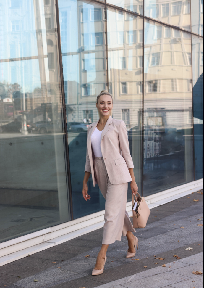 Culotte kalhoty a sako stejné barvy si oblečte do práce i na schůzky do města.
Culotte kalhoty a sako stejné barvy si oblečte do práce i na schůzky do města.