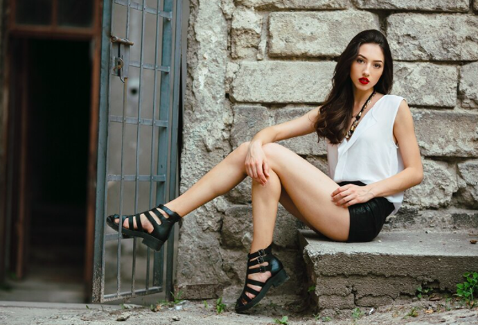 „Peep toe sandály jsou sexy, aniž by působily lacině. 
