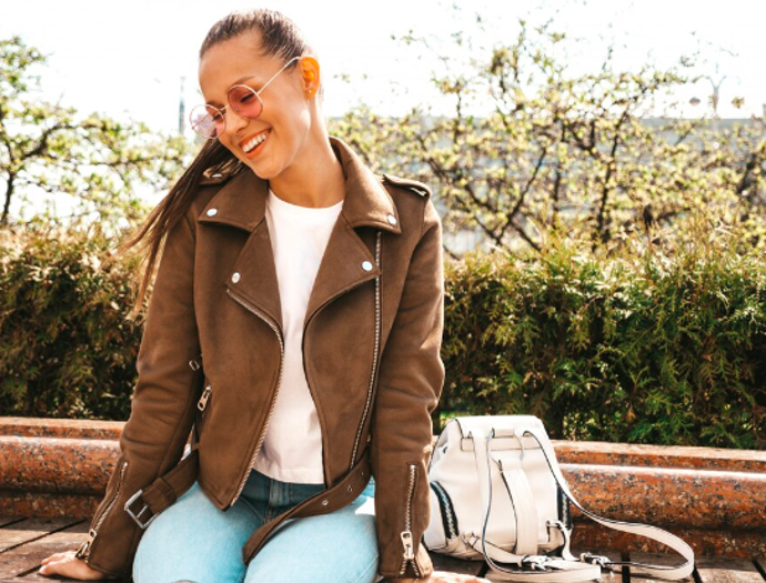 Tmavý denim a kůže v odstínu hořké čokolády se dostaly na vrchol trendových žebříčků už v předjaří a na přelomu léta a podzimu se jejich síla jen potvrzuje.

