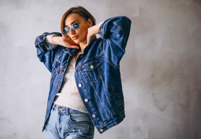„Tmavý denim má úžasnou schopnost vypadat elegantně, pokud ho správně zkombinujete."
