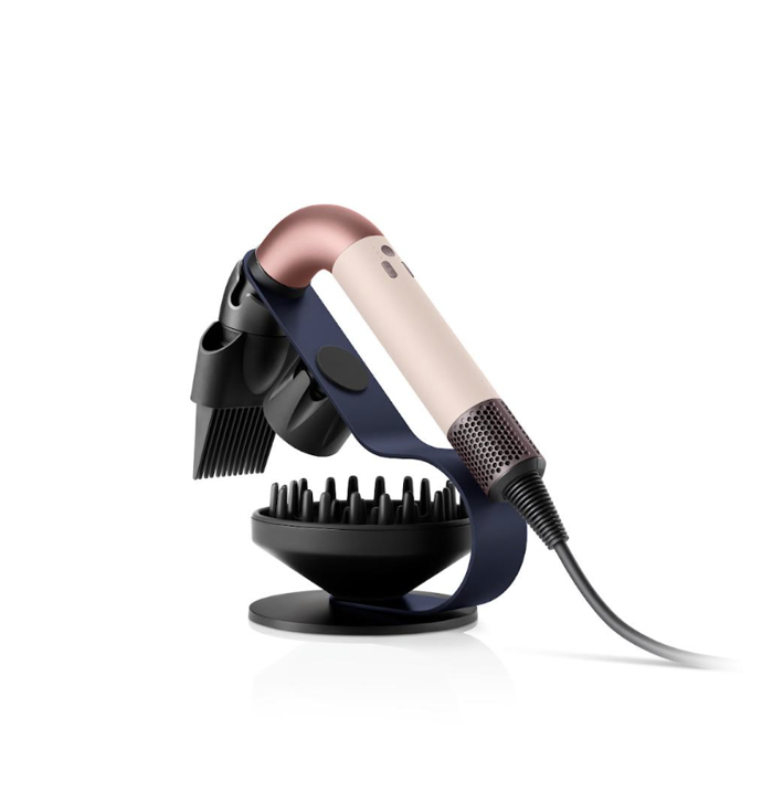 Fén Dyson Supersonic r™, 15 898 Kč (cena v síti Datart)

Fén je navržen tak, aby umožnil rychlé a přesné sušení vlasů s maximální kontrolou nad proudem vzduchu. 
