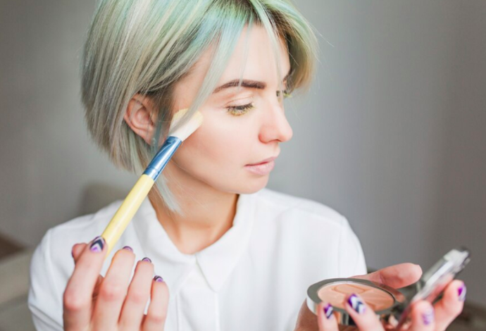 Podzimní make-up nemusí být o těžkých vrstvách a matných tónech. Naopak. 
