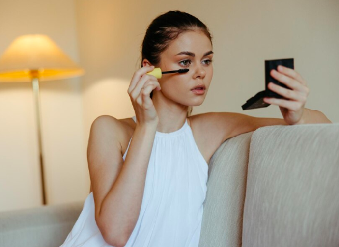 Zejména pro ženy po čtyřicítce je důležité vědět, co zvýrazní jejich přirozenou krásu a co je naopak zbytečně opticky zatíží.
