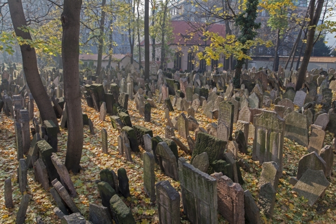 Místo připomíná osudy lidí, kteří zde žili po staletí i tragédii druhé světové války.
