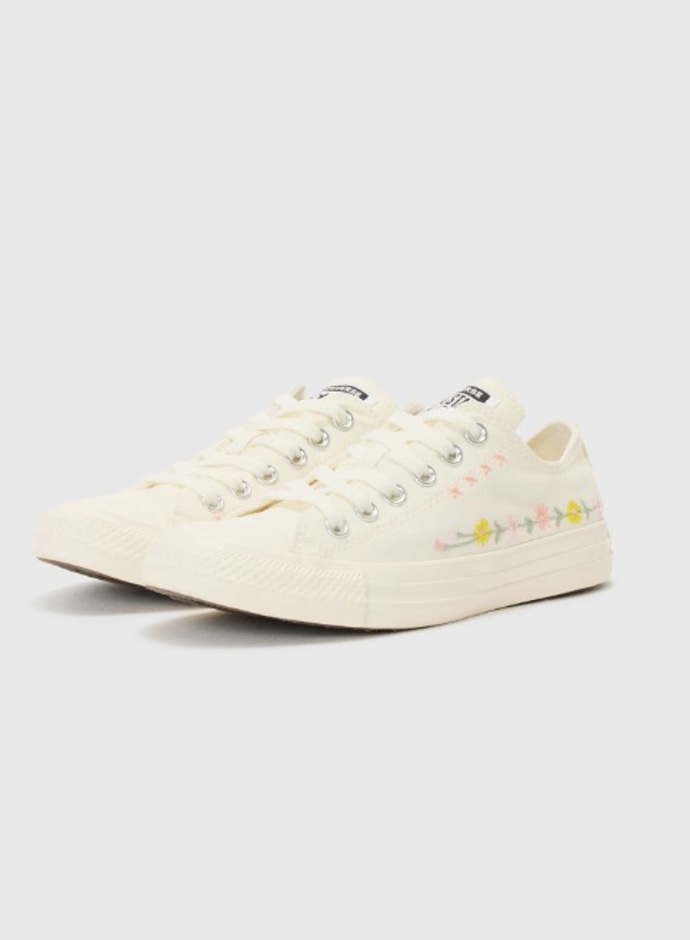 Vyšívané tenisky, Converse, 1 620 Kč
