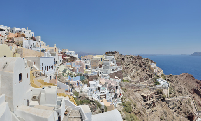 Řecko je sedmičkou. Ano, Santorini není zrovna ta nejlevnější destinace, ale i tady byste se mimo sezonu divili, že se zde dá žít levně.
