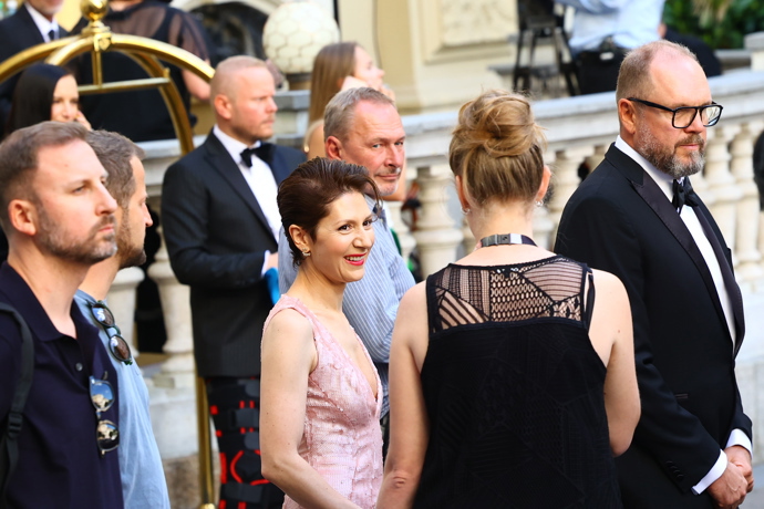 Martha Issová oblékla růžovou, ve které příliš lichotivě nevypadala. 
