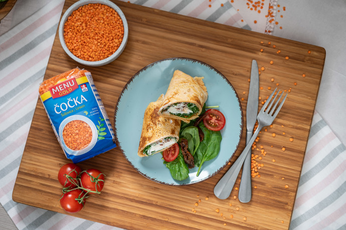 Tortilly z červené čočky
4 porce
Ingredience
160 g červené čočky Menu Gold
260 ml vody
80 g čerstvého špenátu
80 g sušených rajčat v oleji
160 g fety
120 g rajčat
120 g řeckého bílého jogurtu
1 stroužek česneku
Slunečnicový olej
Sůl
Pepř
Postup
Červenou čočku propláchneme a namočíme přes noc do studené vody. Druhý den osolíme, rozmixujeme tyčovým mixérem a necháme 5 minut odpočinout. Nepřilnavou pánev potřeme olejem a po celém dně roztáhneme těsto v tloušťce asi 2 mm. Opečeme z obou stran.
Do jogurtu vmícháme utřený česnek, lžíci olivového oleje, osolíme a opepříme.
Hotové placky plníme špenátem, který jsme ochutili olejem ze sušených rajčat. Poklademe nakrájenou fetou, čerstvými i sušenými rajčaty a jogurtovým dresinkem.
Zabalíme do tortill a podáváme.
Tortilly z červené čočky
4 porce
Ingredience
160 g červené čočky Menu Gold
260 ml vody
80 g čerstvého špenátu
80 g sušených rajčat v oleji
160 g fety
120 g rajčat
120 g řeckého bílého jogurtu
1 stroužek česneku
Slunečnicový olej
Sůl
Pepř
Postup
Červenou čočku propláchneme a namočíme přes noc do studené vody. Druhý den osolíme, rozmixujeme tyčovým mixérem a necháme 5 minut odpočinout. Nepřilnavou pánev potřeme olejem a po celém dně roztáhneme těsto v tloušťce asi 2 mm. Opečeme z obou stran.
Do jogurtu vmícháme utřený česnek, lžíci olivového oleje, osolíme a opepříme.
Hotové placky plníme špenátem, který jsme ochutili olejem ze sušených rajčat. Poklademe nakrájenou fetou, čerstvými i sušenými rajčaty a jogurtovým dresinkem.
Zabalíme do tortill a podáváme.