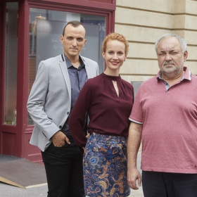 Nekonečný seriál Ulice sleduje dramatické osudy několika spřátelených rodin žijících v sousedství
