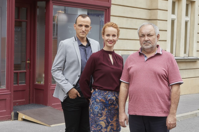 Nekonečný seriál Ulice sleduje dramatické osudy několika spřátelených rodin žijících v sousedství
