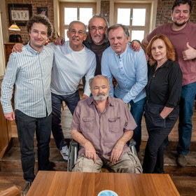 Rudolf Hrušínský v roli Vlastimila Peška v nekonečném seriálu Ulice, který sleduje dramatické osudy spřátelených rodin žijících v sousedství
