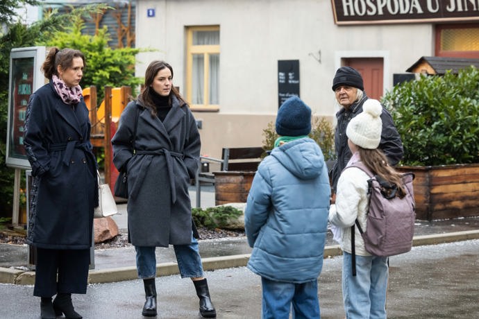 Markéta Stehlíková v roli Karly Marečkové v nekonečném seriálu Ulice, který sleduje dramatické osudy několika spřátelených rodin žijících v sousedství
Markéta Stehlíková v roli Karly Marečkové v nekonečném seriálu Ulice, který sleduje dramatické osudy několika spřátelených rodin žijících v sousedství