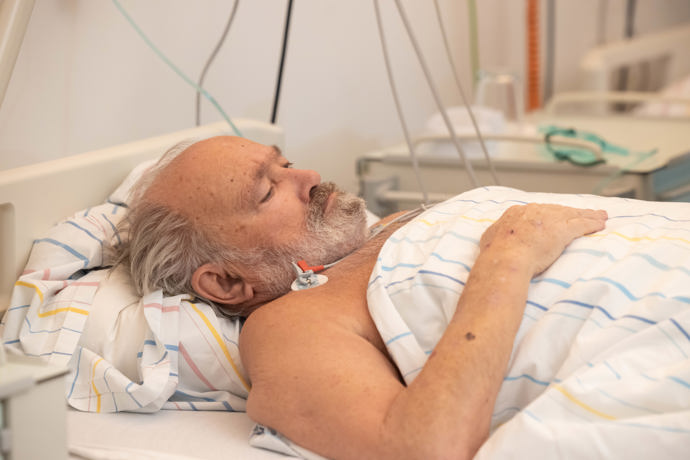 Rudolf Hrušínský v roli Vlastimila Peška v nekonečném seriálu Ulice, který sleduje dramatické osudy spřátelených rodin žijících v sousedství
